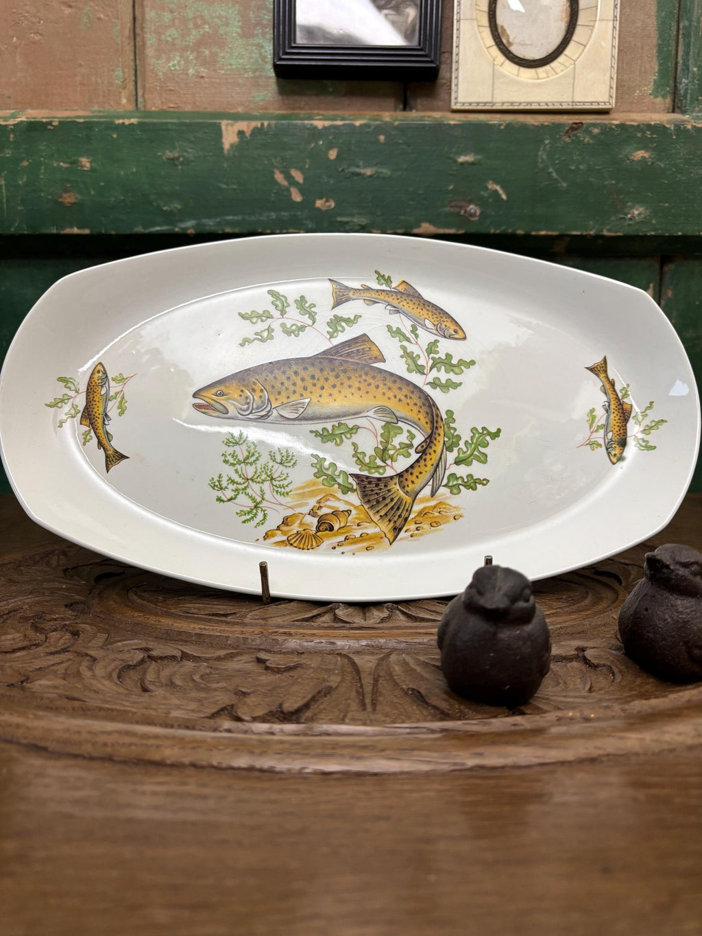 Decorative ceramic platter with fish and seaweed design