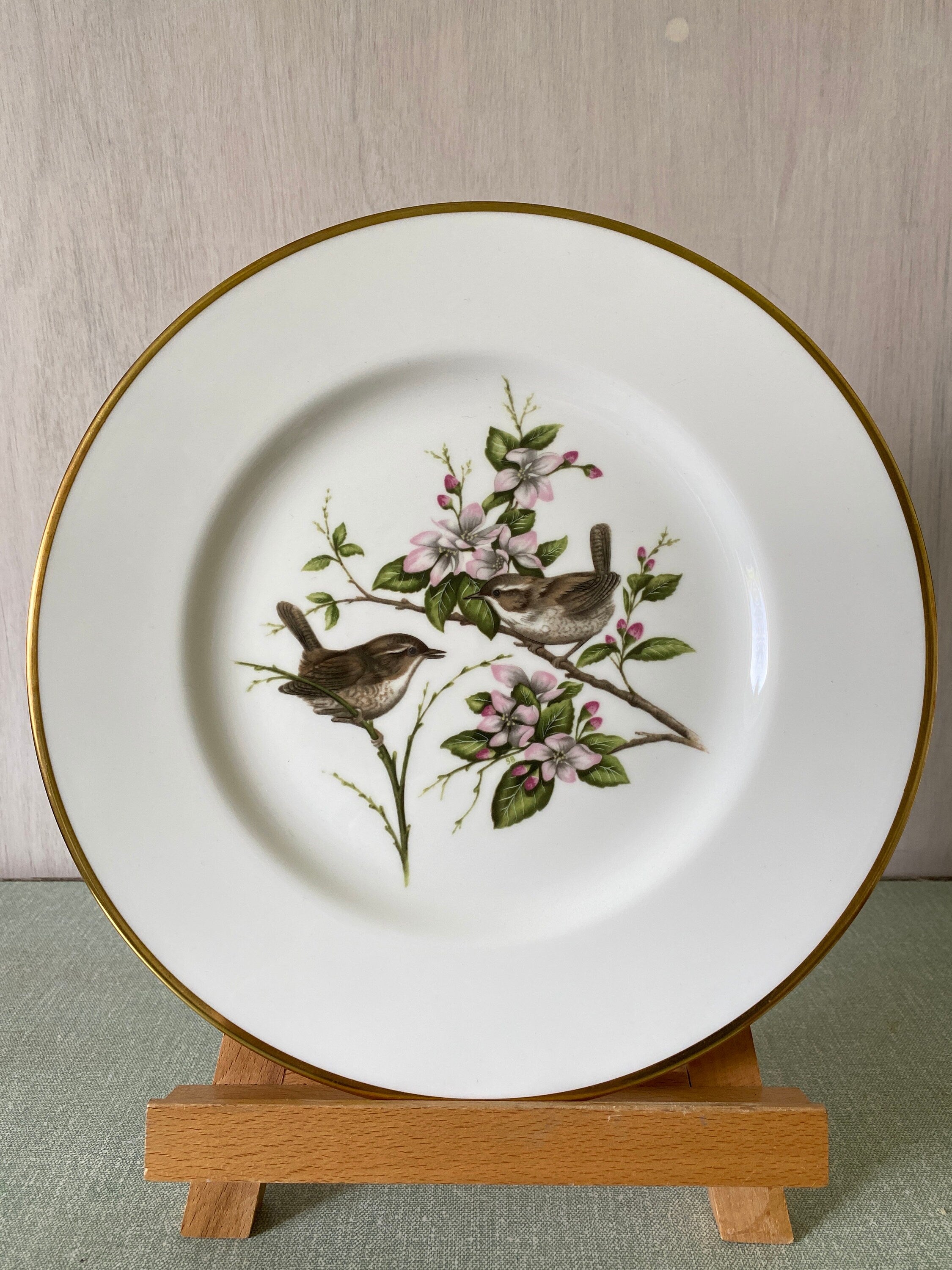 Ceramic plate with wren decoration
