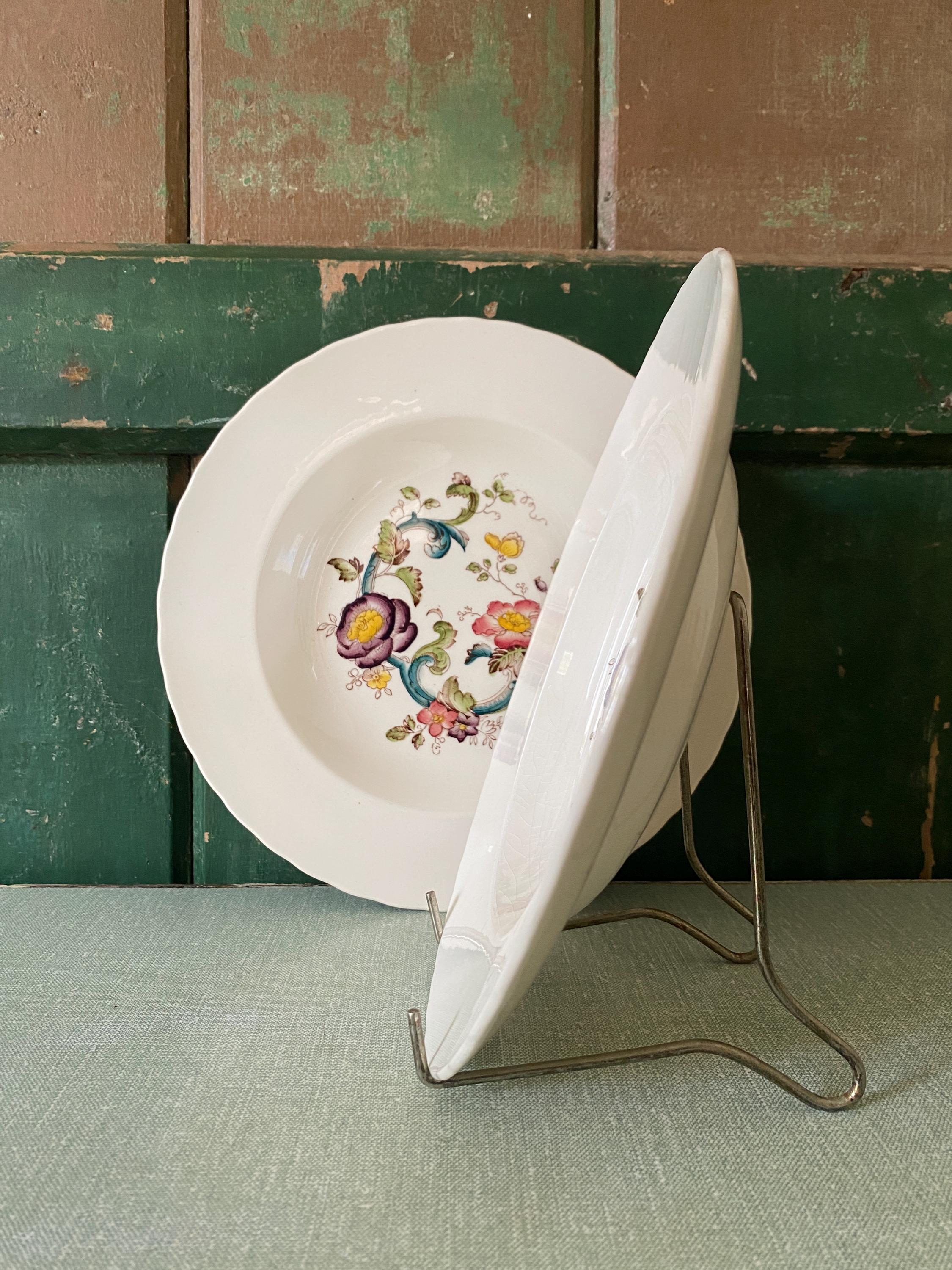 Two decorative plates with floral design 