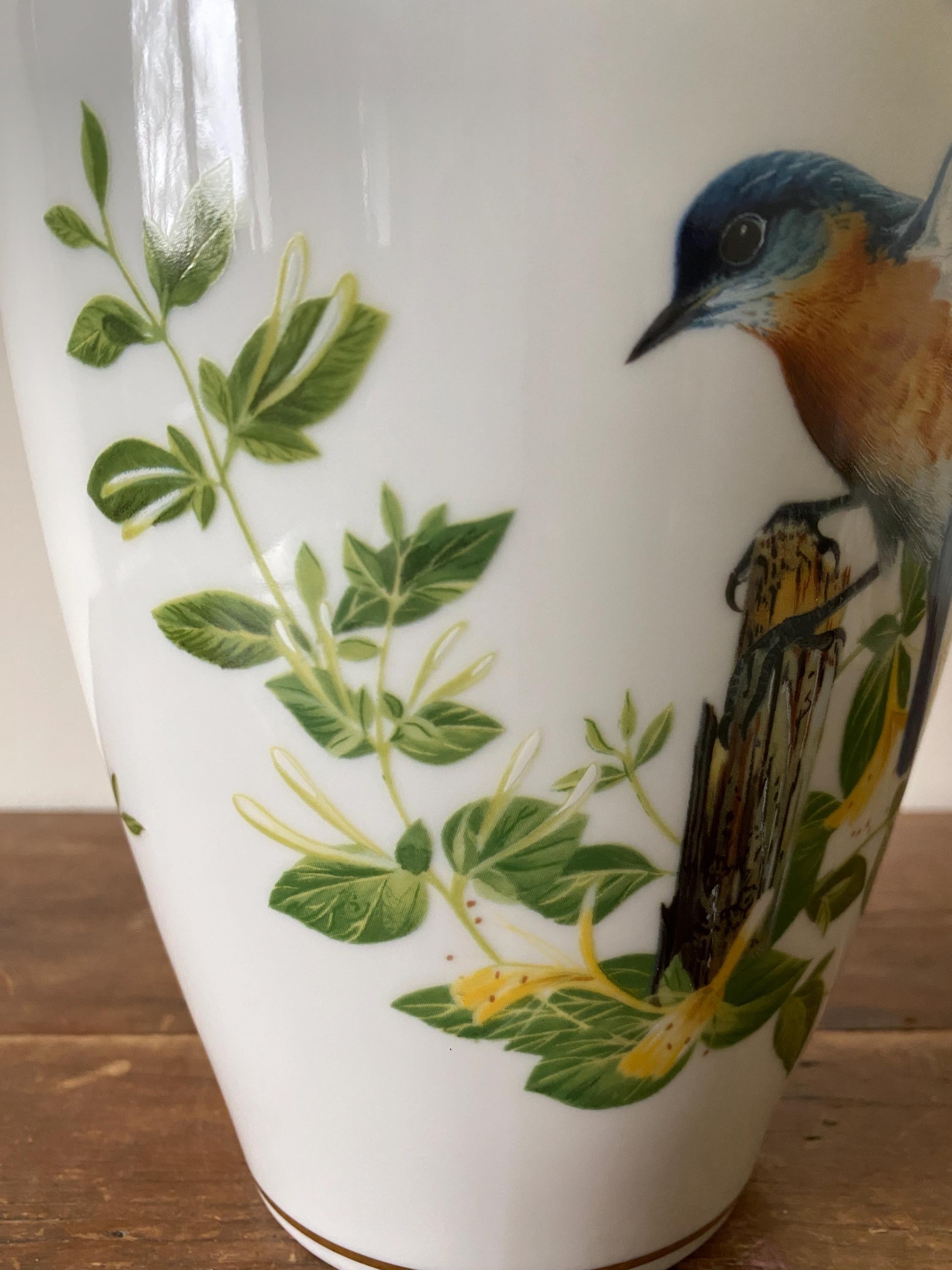 Vase with bird and leaf design 