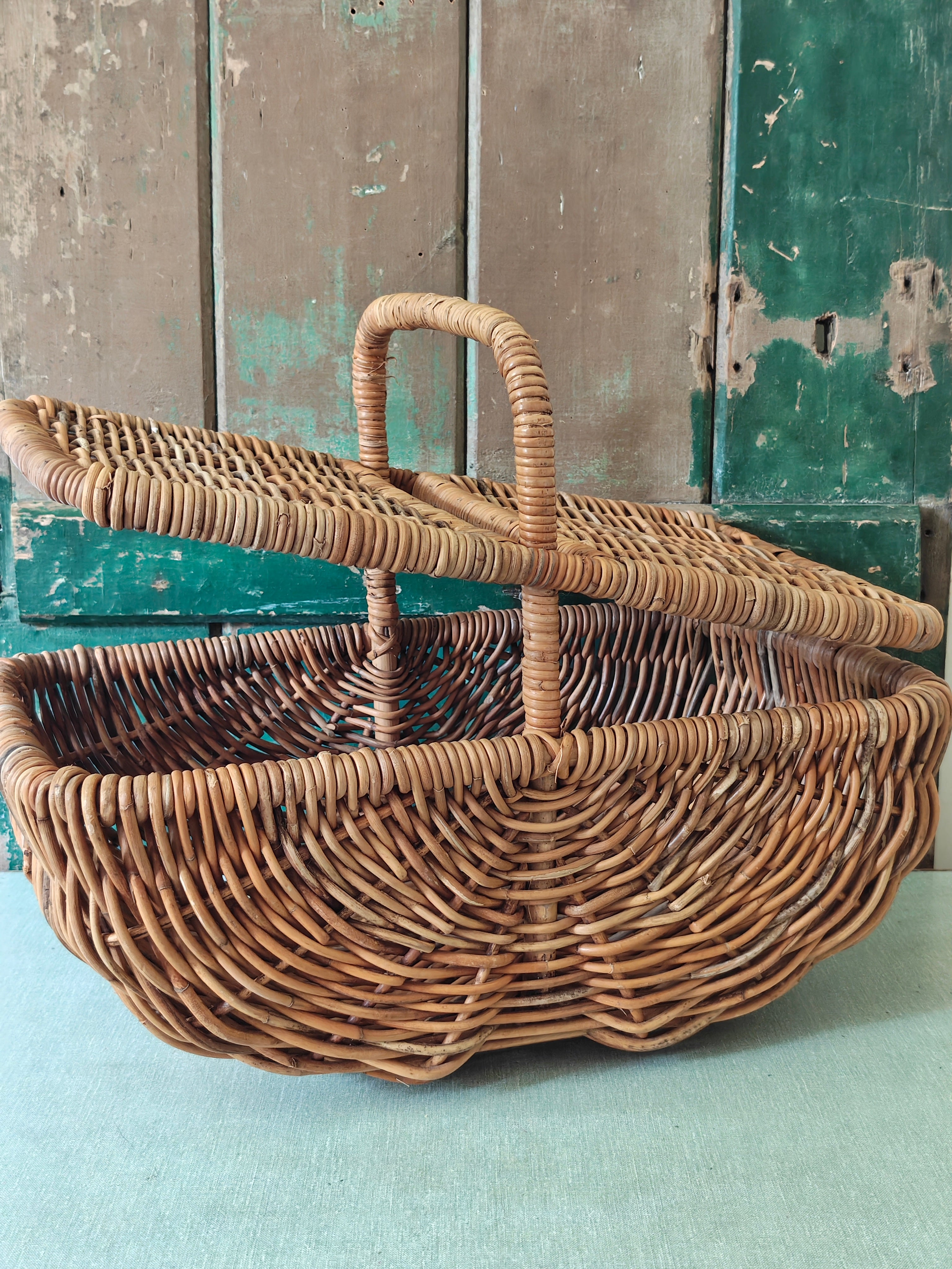 Wicker picnic basket 