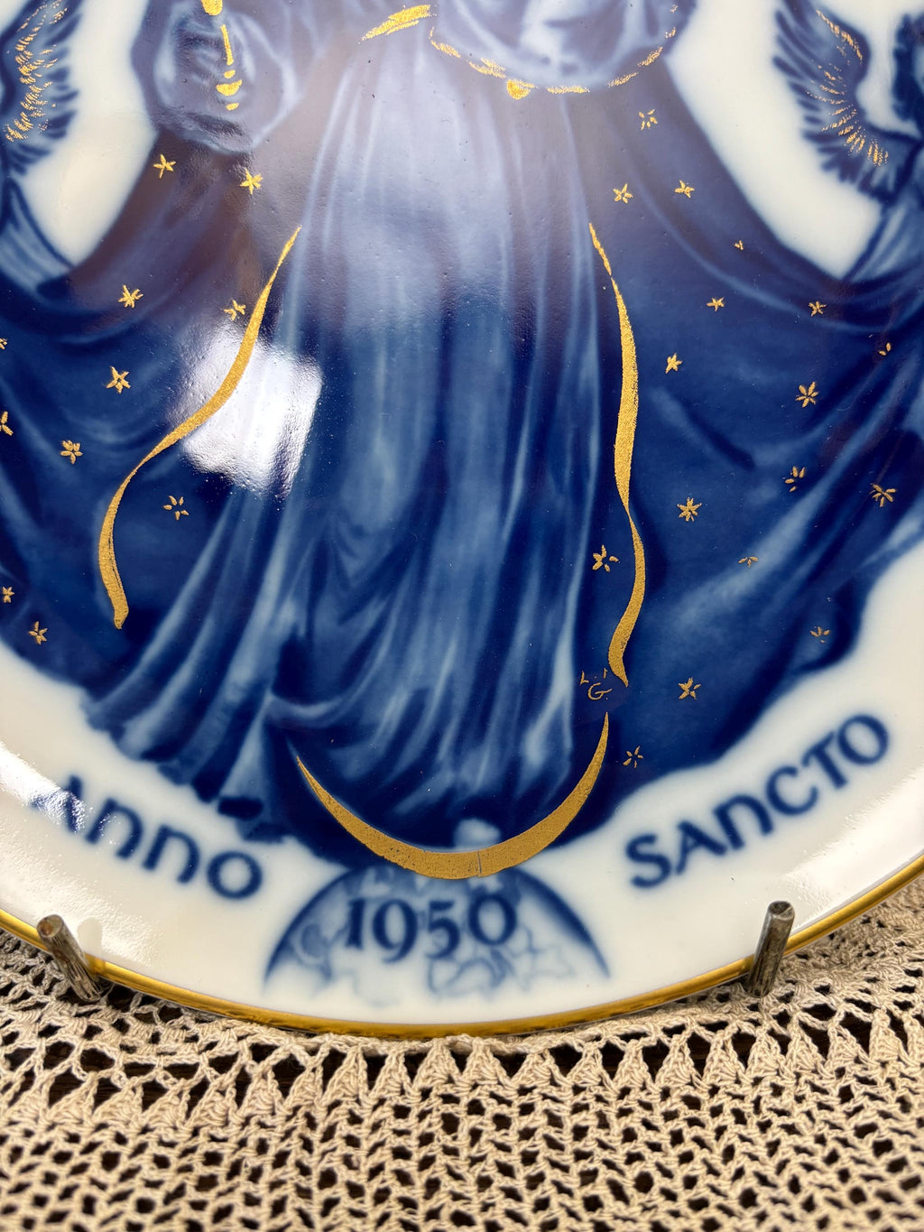 Decorative plate with blue and gold design, featuring 'Anno Sancto 1950'.