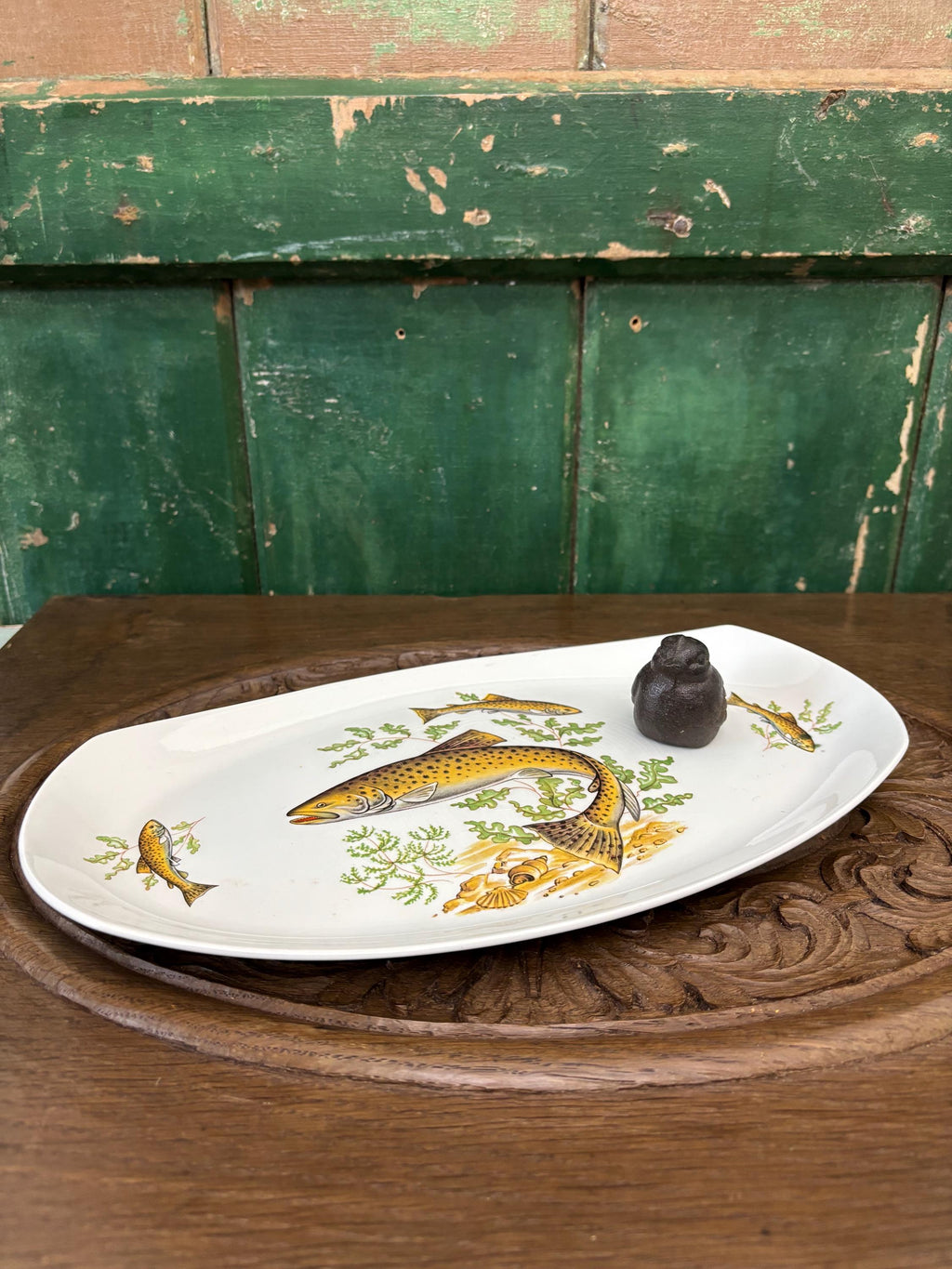 Decorative ceramic platter with fish and seaweed design