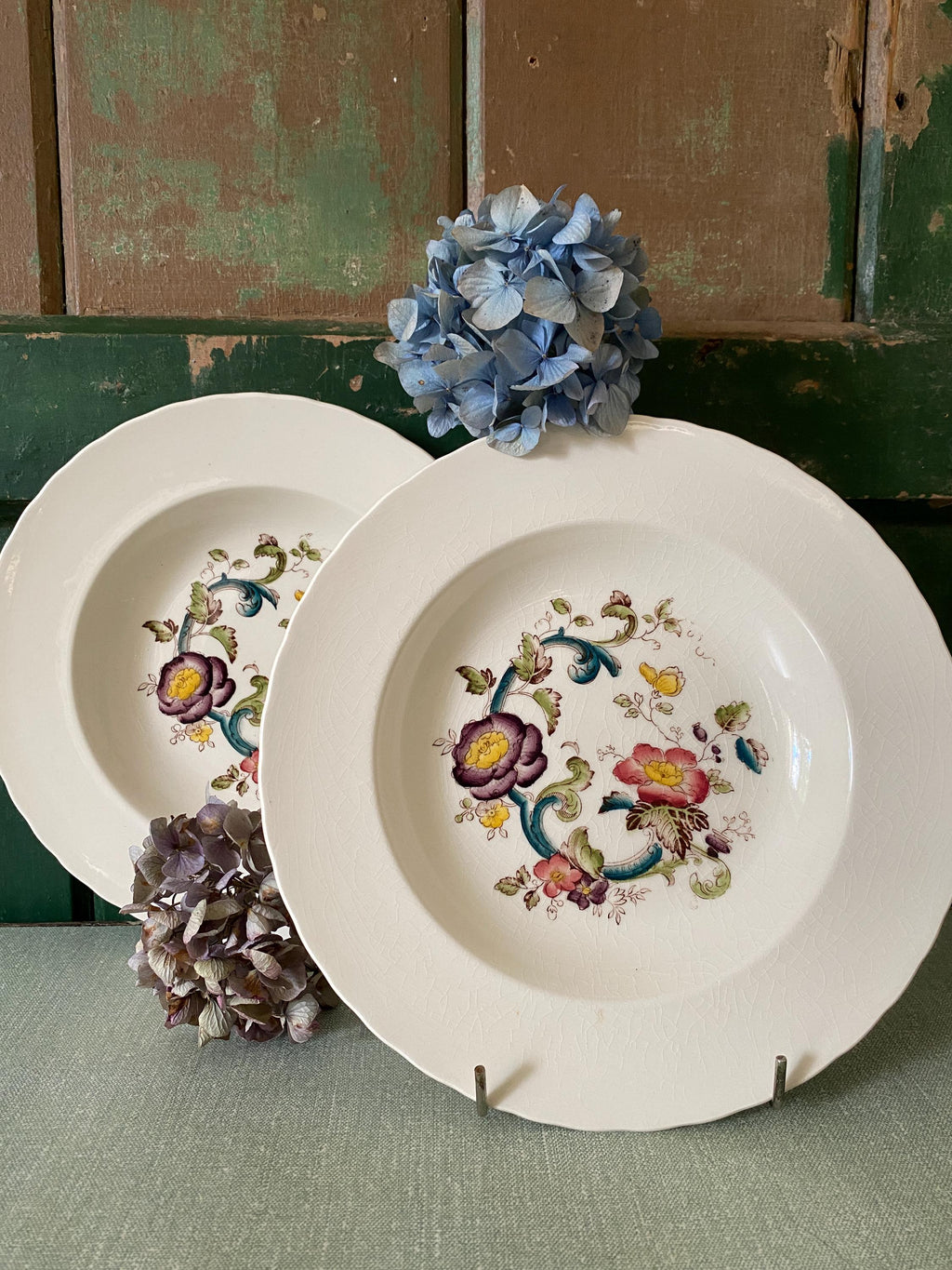 Two decorative plates with floral patterns 