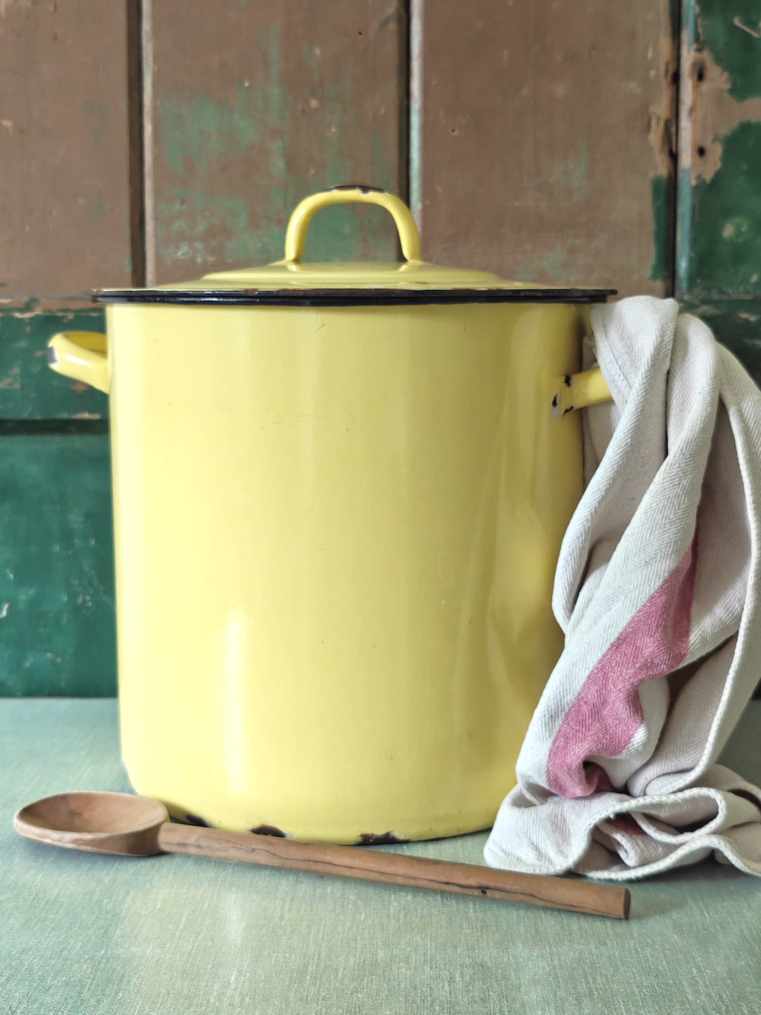 Yellow enameled pot 