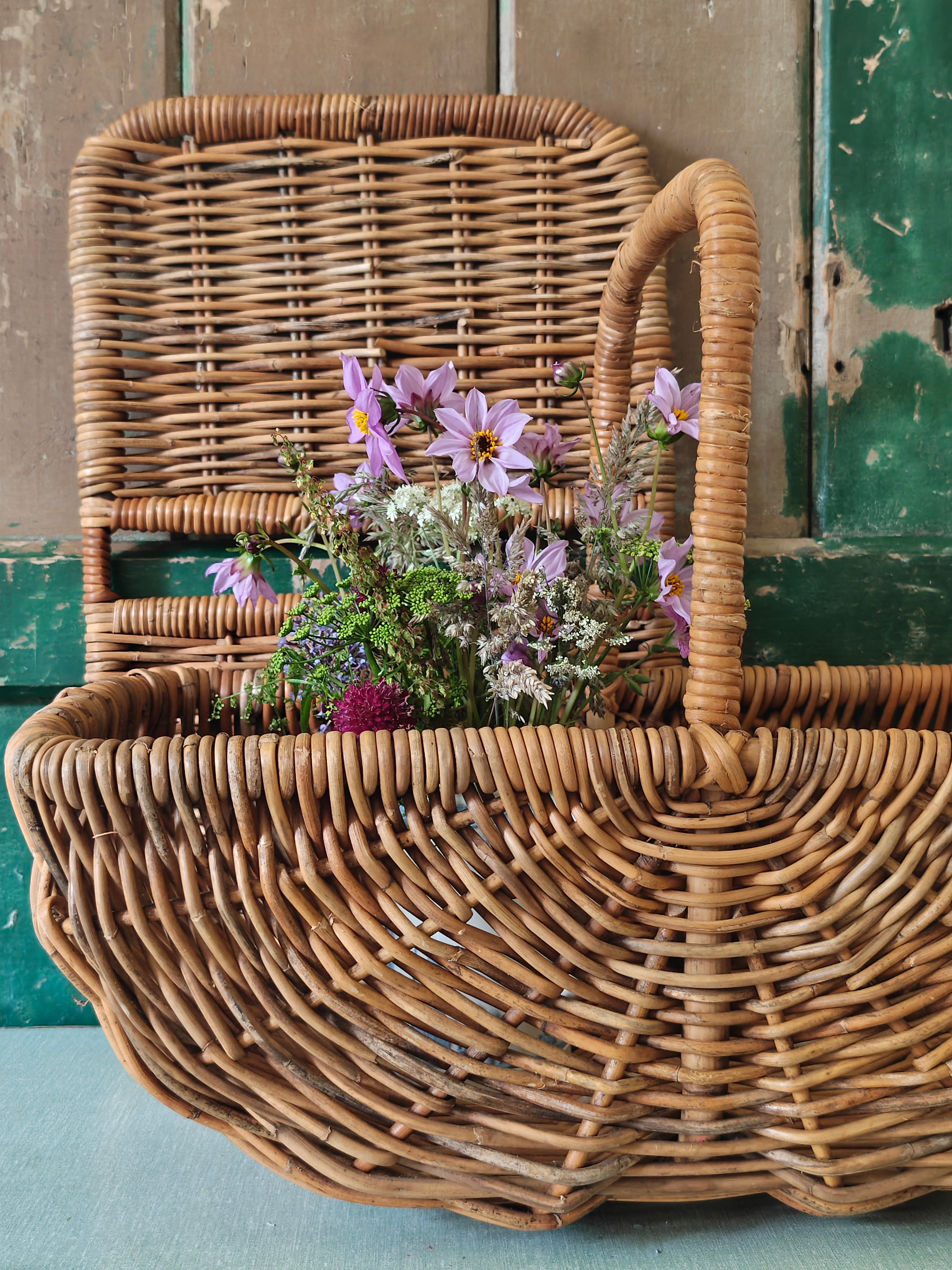Wicker picnic basket 