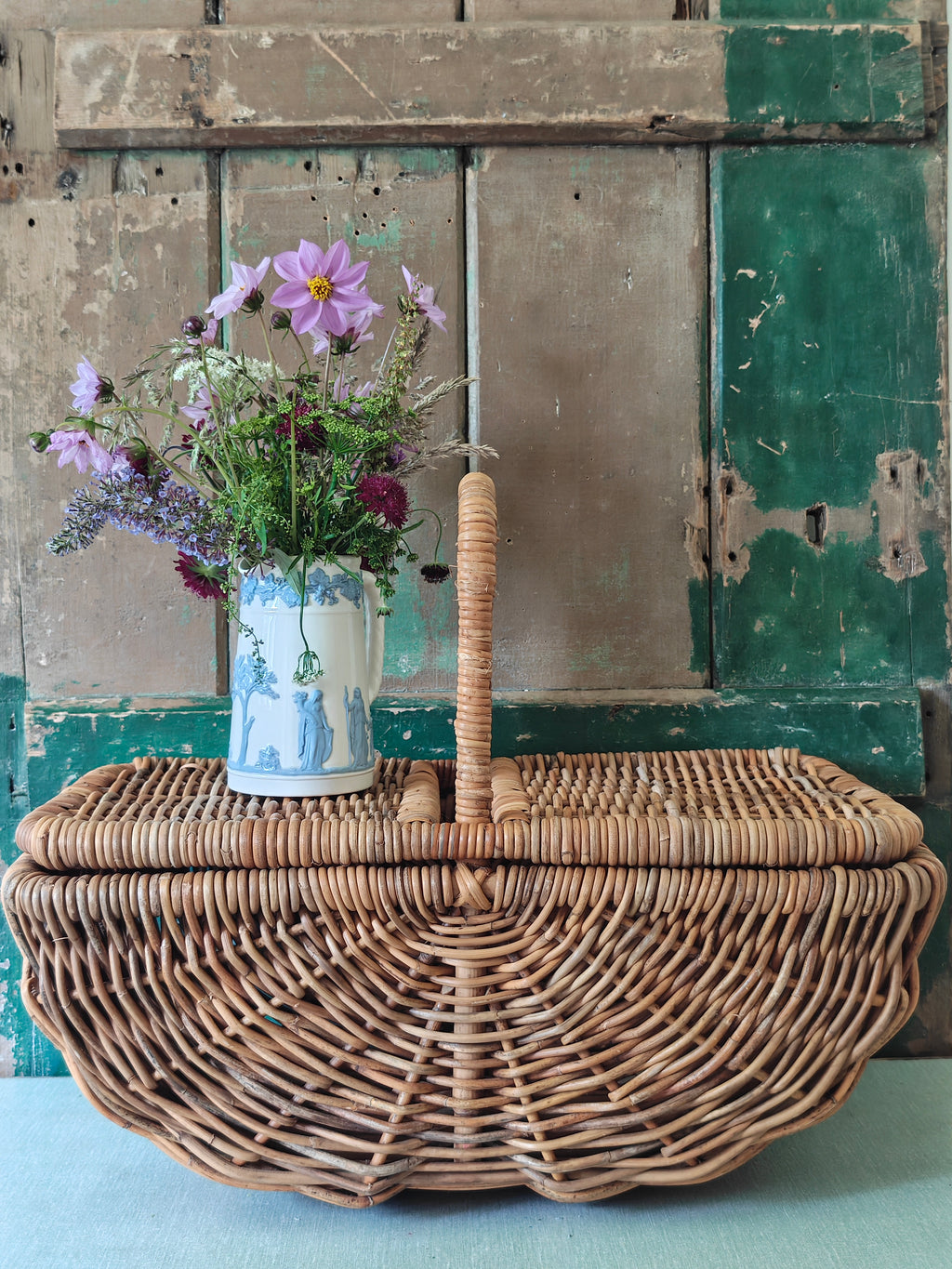 Wicker picnic basket 