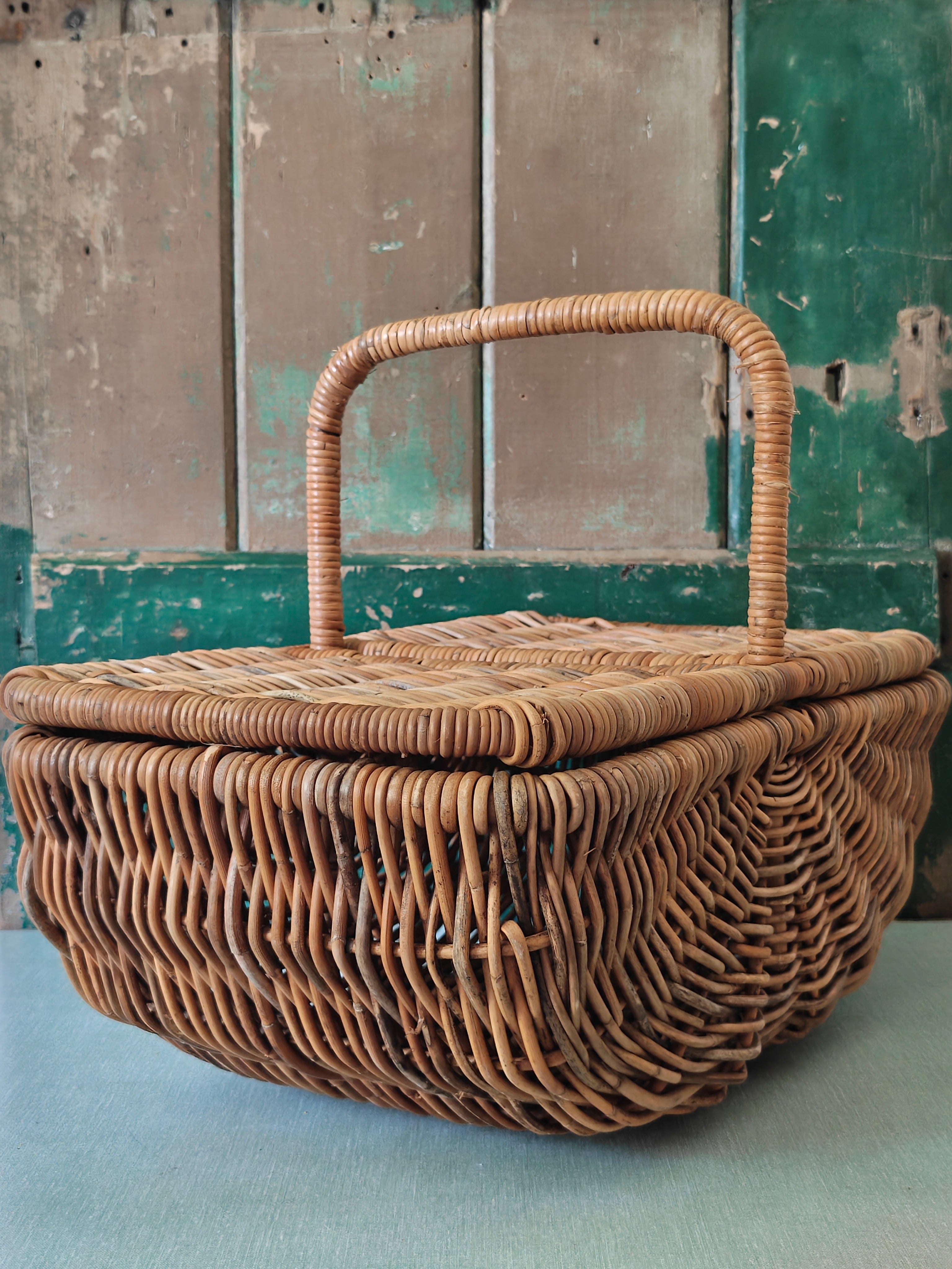 Wicker picnic basket 