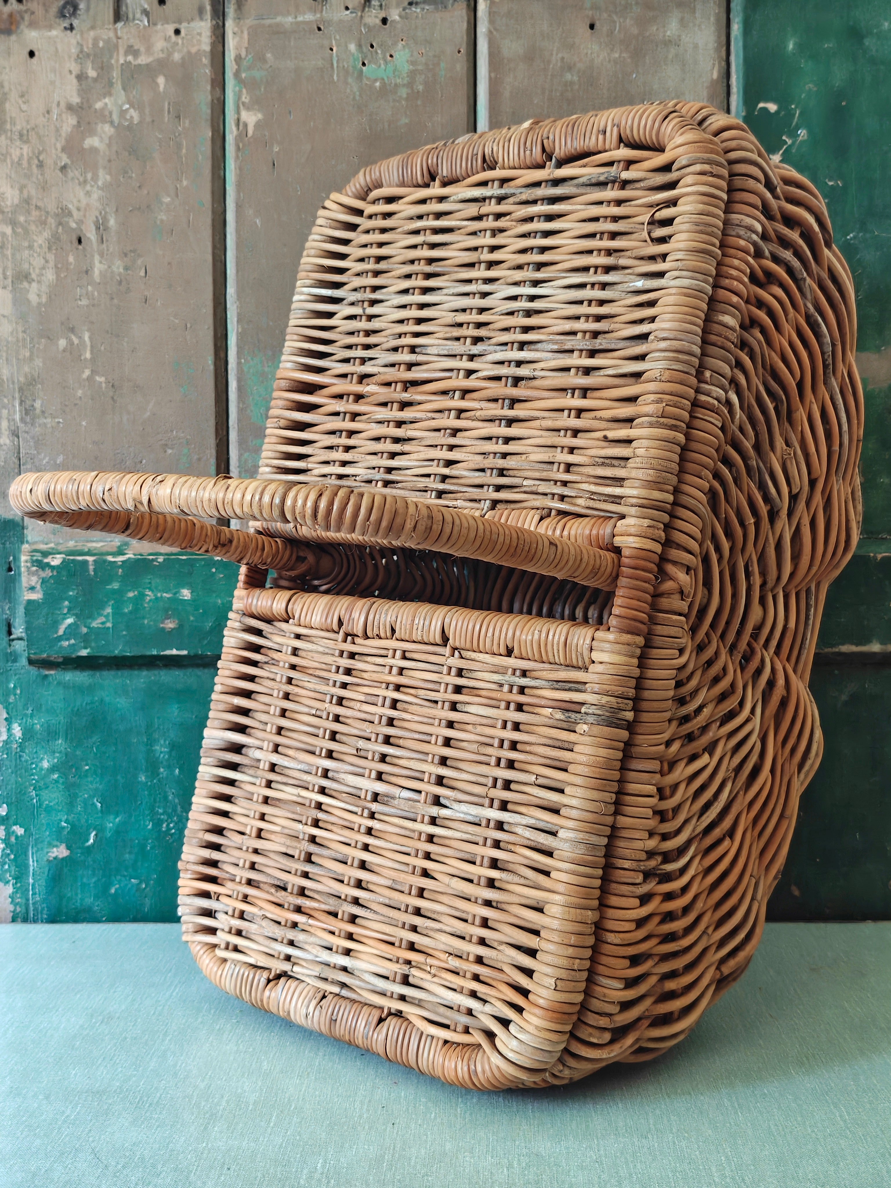 Wicker picnic basket 