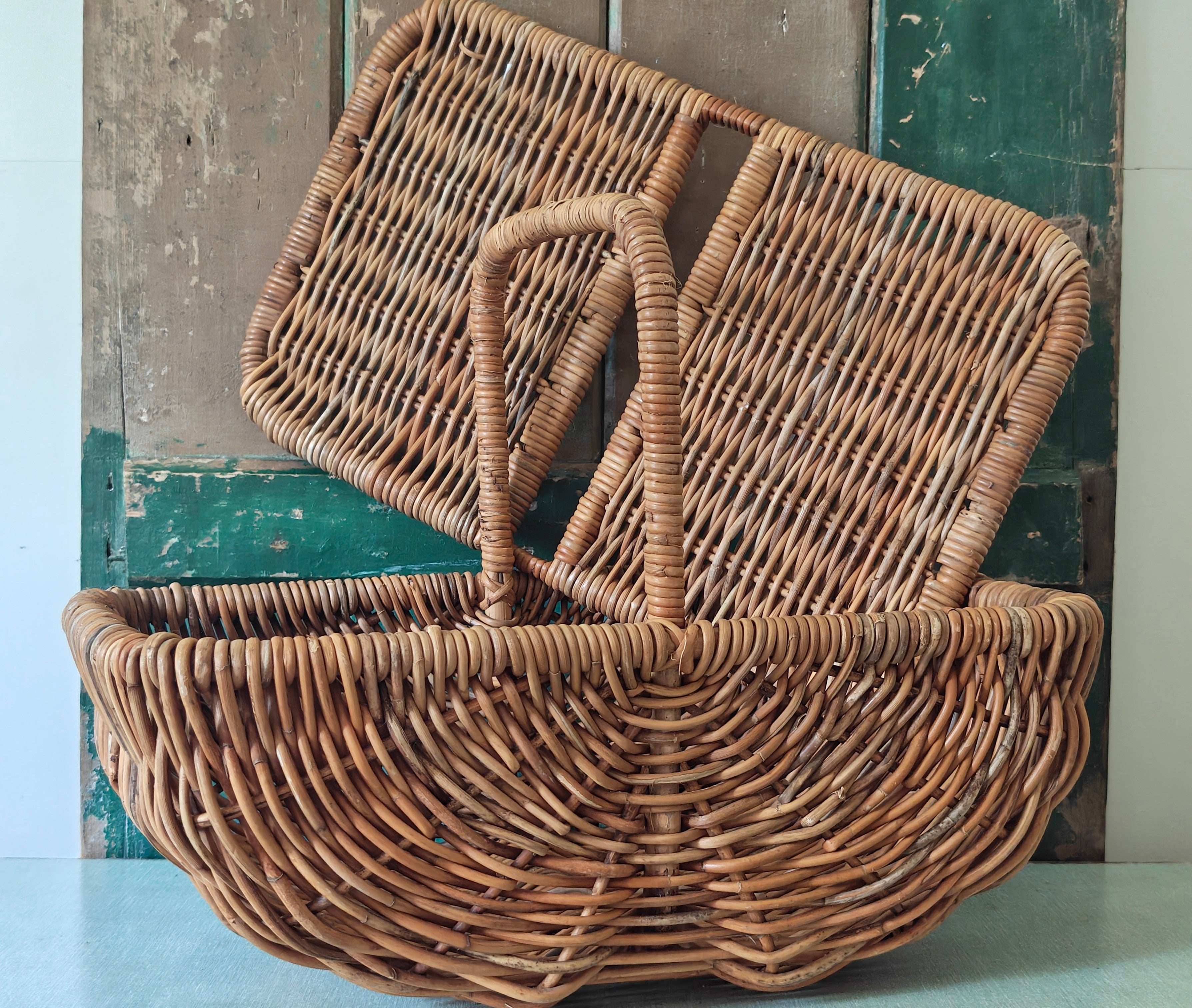 Wicker picnic basket 