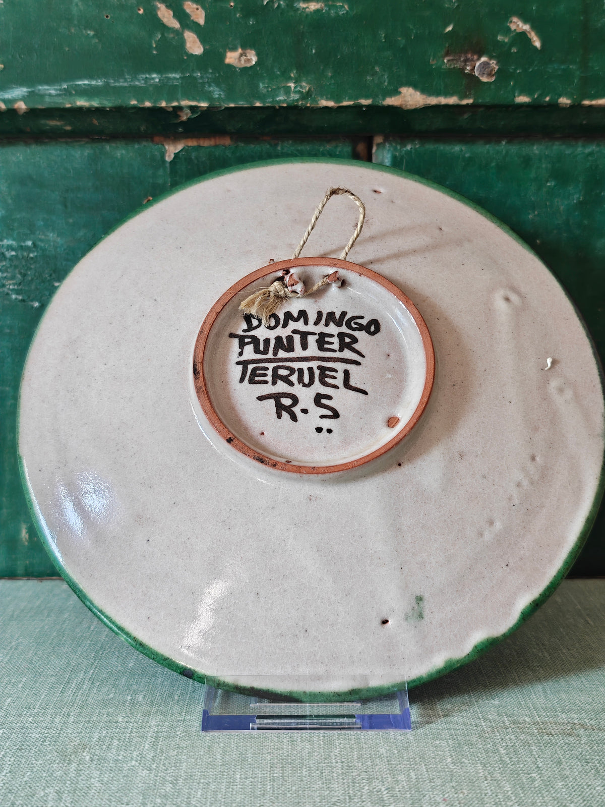 View of the underside of a studio pottery plate with the signature Domingo Punter with the place name Turuel.