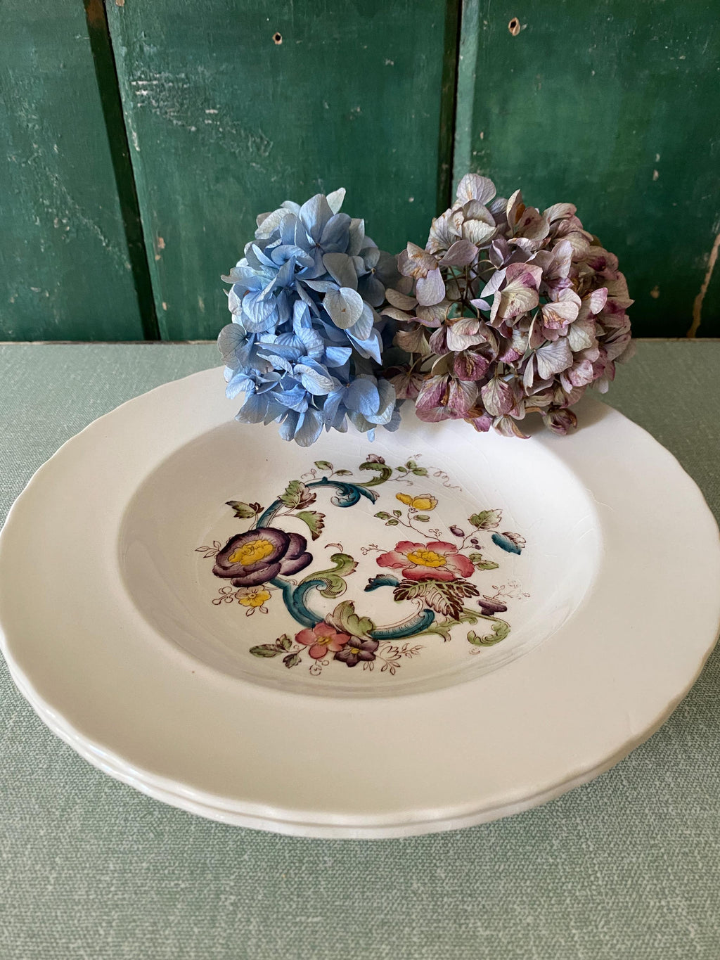Decorative plate with floral design 