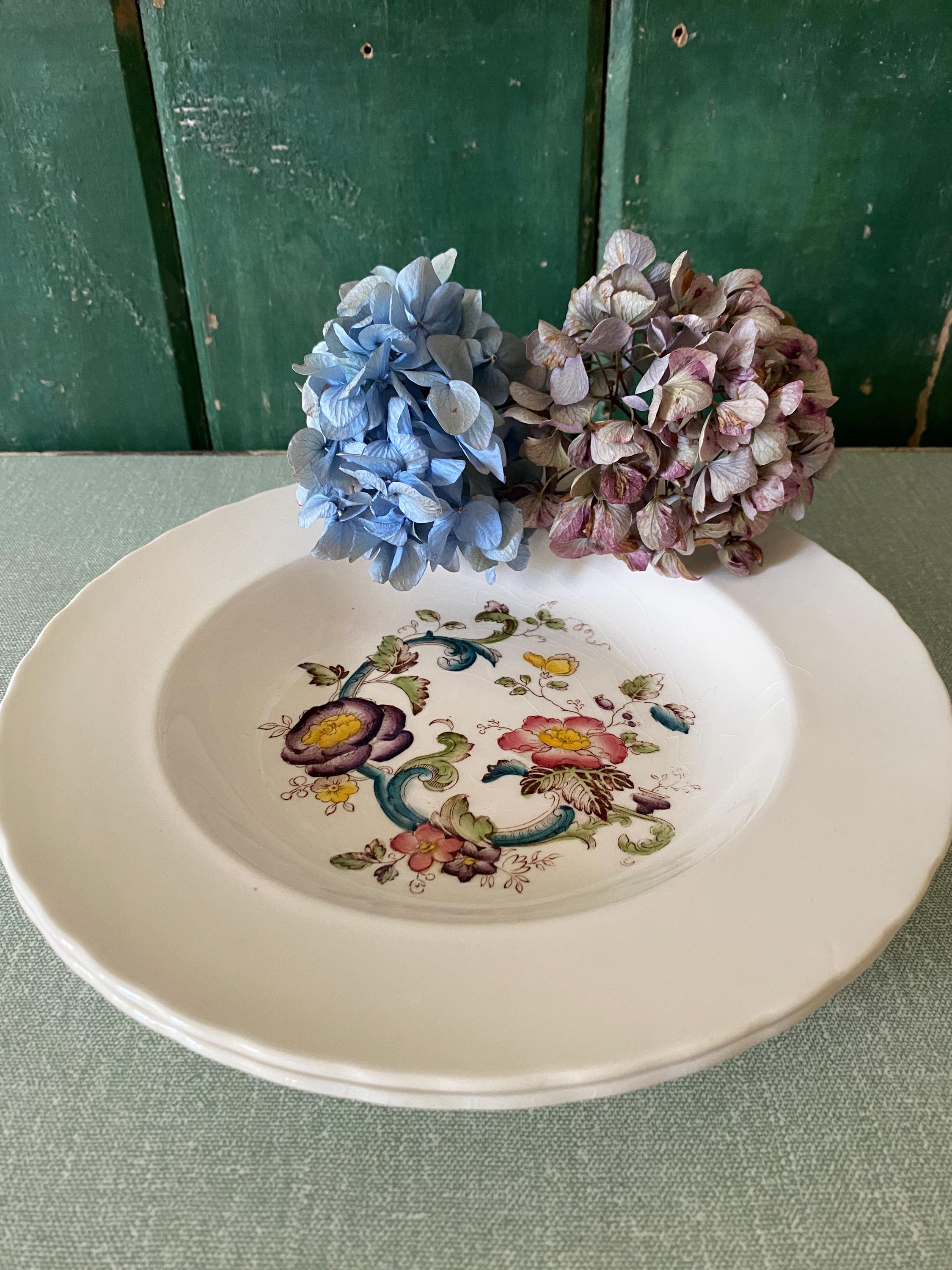 Decorative plate with floral design 