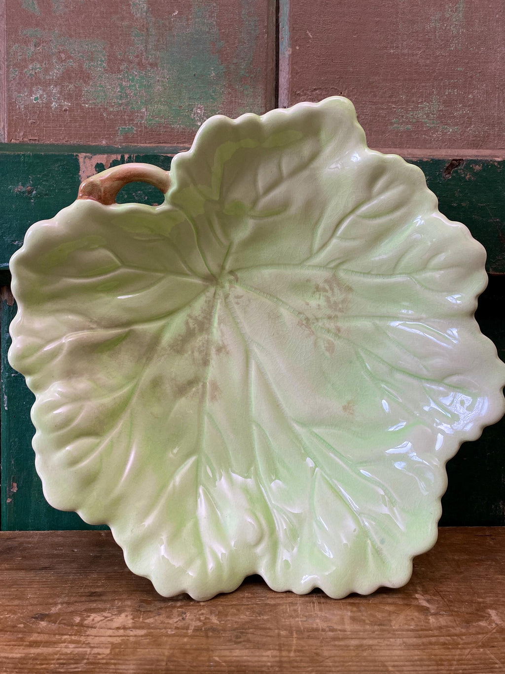 Light bgreen decorative ceramic leaf-shaped dish