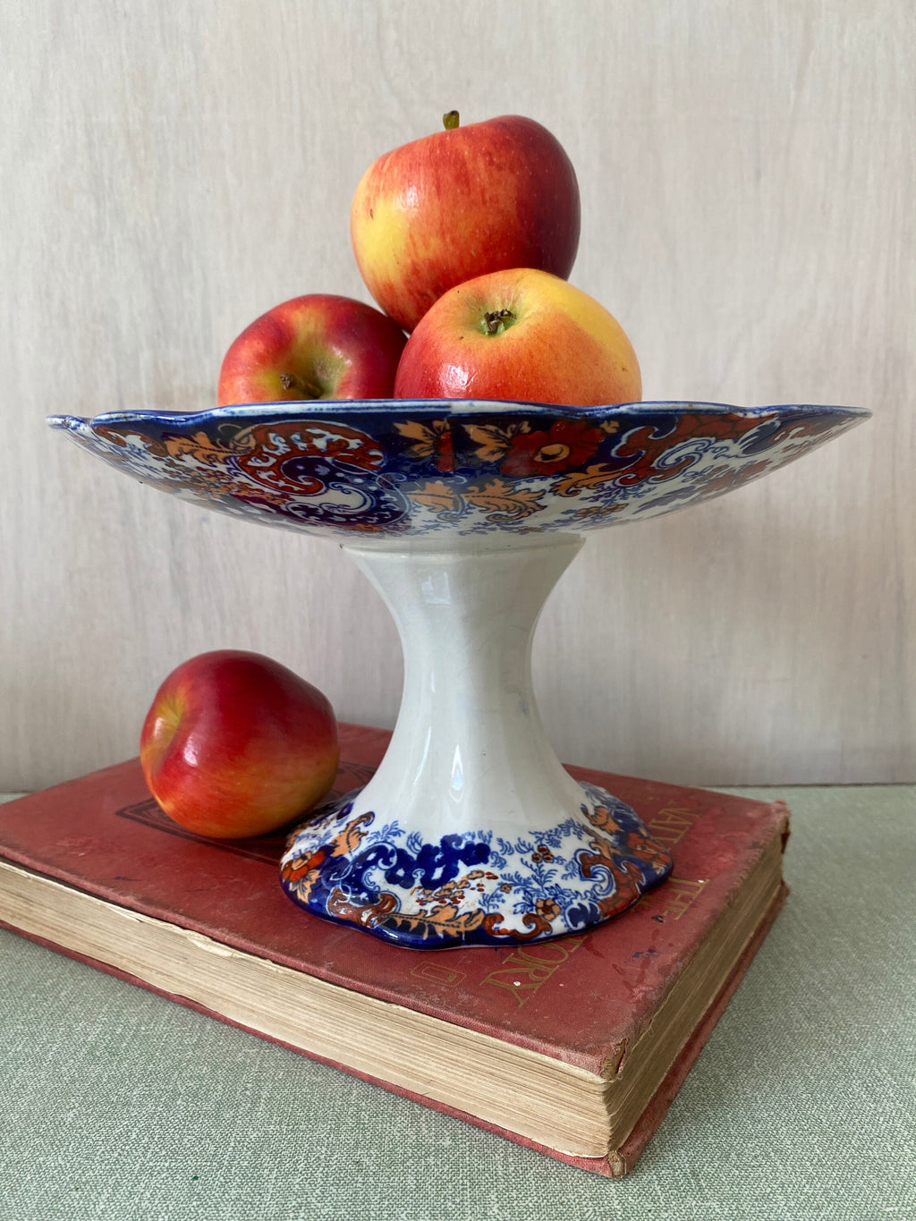 Decorative ceramic pedestal bowl 