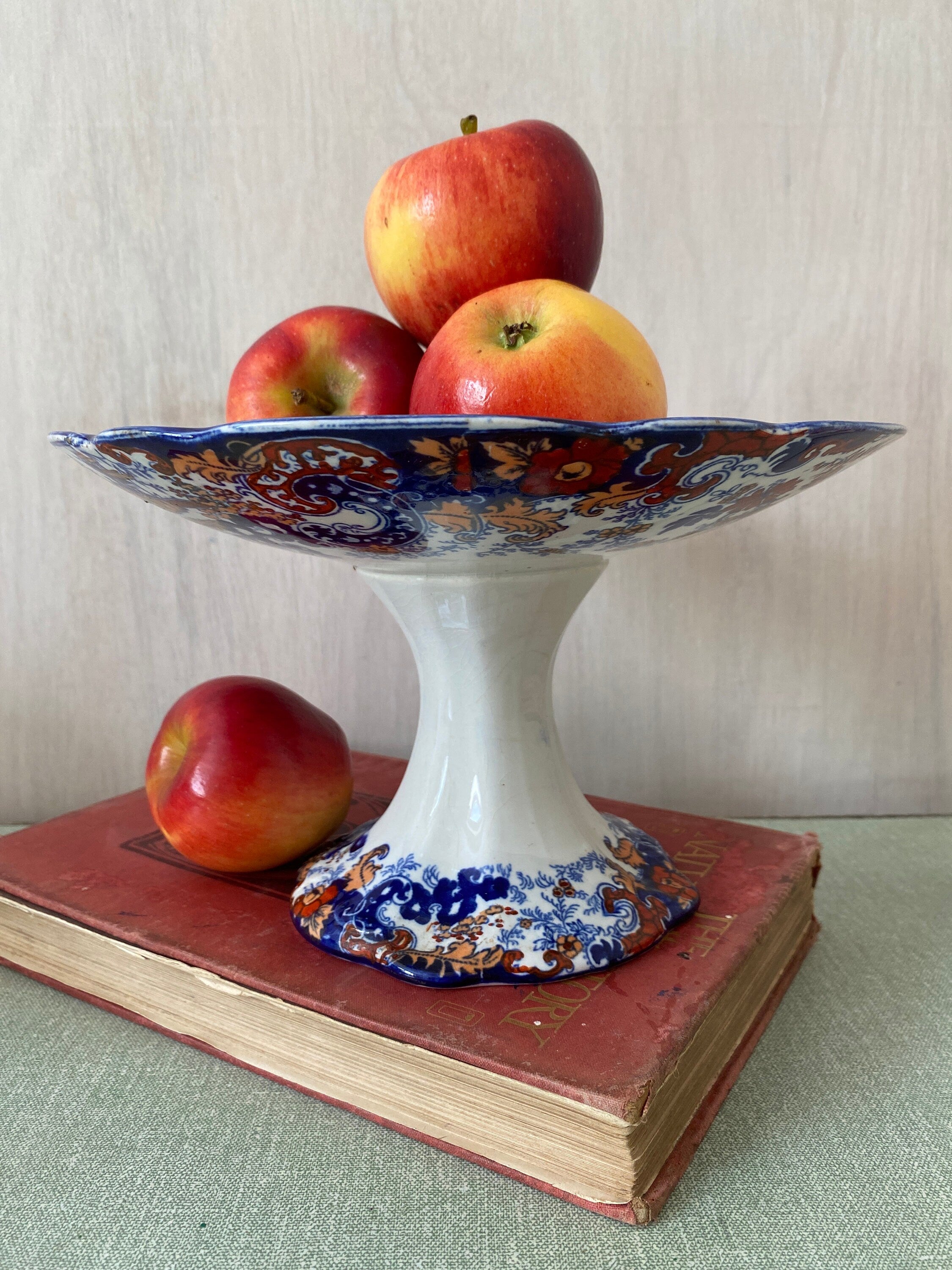 Decorative ceramic pedestal bowl 