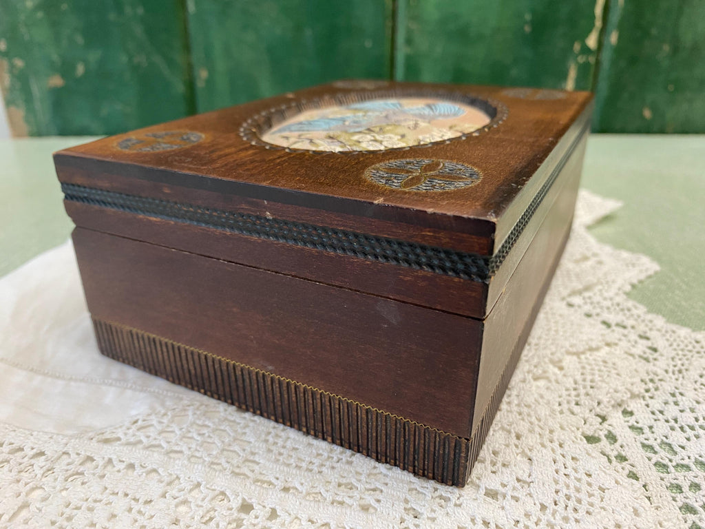 Wooden jewelry box with decorative inlay 