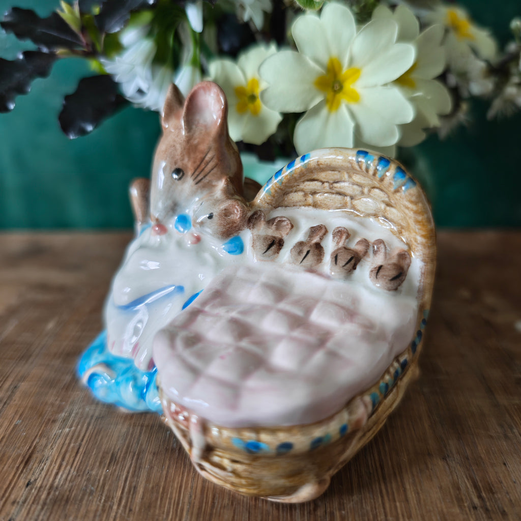 Decorative ceramic mouse with a basket 